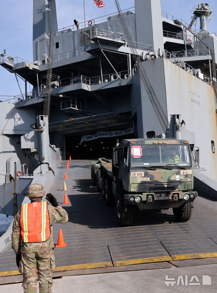  [부산=뉴시스] 하경민 기자 = 주한미군 제19지원사령부가 4일 부산 남구 부산항 8부두에서 차기 한국 순환배치 예정인 미국 육군 2사단 제2스트라이커여단의 필수장비 반입 모습을 공개하고 있다. 사진은 선박에서 장갑차량 등을 하역하는 모습. 제2스트라이커여단은 이달 임무를 마치고 떠나는 미 4사단 제1스트라이커여단과 교대해 9개월 동안 한국에서 작전을 수행할 예정이다. 2026.02.04. yulnetphoto@newsis.com