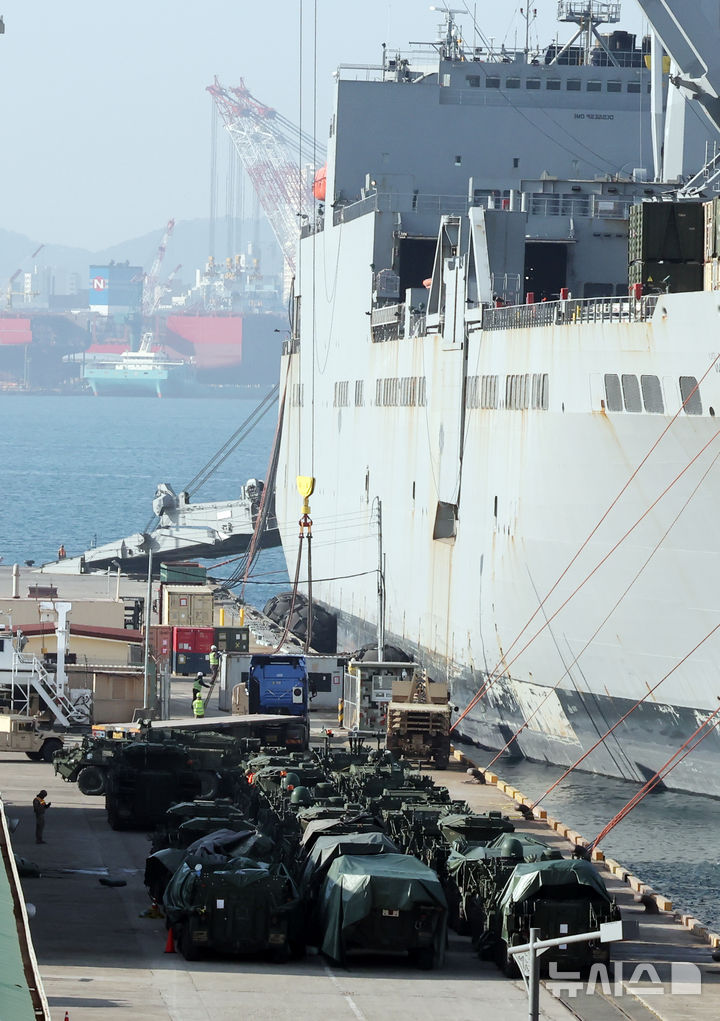  [부산=뉴시스] 하경민 기자 = 주한미군 제19지원사령부가 4일 부산 남구 부산항 8부두에서 차기 한국 순환배치 예정인 미국 육군 2사단 제2스트라이커여단의 필수장비 반입 모습을 공개하고 있다. 사진은 이동을 앞두고 부두에 줄지어 대기 중인 장갑차량 모습. 제2스트라이커여단은 이달 임무를 마치고 떠나는 미 4사단 제1스트라이커여단과 교대해 9개월 동안 한국에서 작전을 수행할 예정이다. 2026.02.04. yulnetphoto@newsis.com