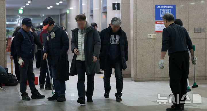 [서울=뉴시스] 김선웅 기자 = 사진은 지난 2월4일 서울의 한 빌딩에서 고령층 근무자들이 업무를 수행하고 있는 모습. 2026.02.04. mangusta@newsis.com