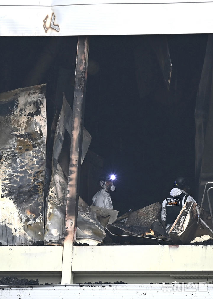 [시흥=뉴시스] 김종택 기자 = 경찰과 소방 등 관계자들이 4일 경기 시흥시 정왕동 SPC삼립 시화공장에서 합동 감식을 하고 있다. 불이 난 공장은 지난해 50대 근로자가 기계에 끼어 숨진 곳으로 대통령까지 직접 방문해 안전 대책을 주문했으나 1년도 채 되지 않아 대형 화재가 발생했다. 2026.02.04. jtk@newsis.com