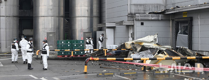 [시흥=뉴시스] 김종택 기자 = 경찰과 소방 등 관계자들이 4일 경기 시흥시 정왕동 SPC삼립 시화공장에서 합동 감식을 위해 이동하고 있다. 불이 난 공장은 지난해 50대 근로자가 기계에 끼어 숨진 곳으로 대통령까지 직접 방문해 안전 대책을 주문했으나 1년도 채 되지 않아 대형 화재가 발생했다. (공동취재) 2026.02.04. photo@newsis.com