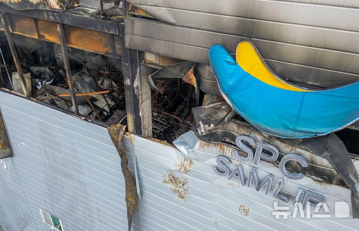 [시흥=뉴시스] 김종택 기자 = 경찰과 소방 등 관계자들이 4일 경기 시흥시 정왕동 SPC삼립 시화공장에서 합동 감식을 하고 있다. 불이 난 공장은 지난해 50대 근로자가 기계에 끼어 숨진 곳으로 대통령까지 직접 방문해 안전 대책을 주문했으나 1년도 채 되지 않아 대형 화재가 발생했다. (공동취재) 2026.02.04. photo@newsis.com