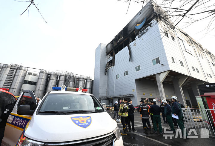 [시흥=뉴시스] 김종택 기자 = 경찰과 소방 등 관계자들이 4일 경기 시흥시 정왕동 SPC삼립 시화공장에서 합동 감식을 위해 이동하고 있다. 불이 난 공장은 지난해 50대 근로자가 기계에 끼어 숨진 곳으로 대통령까지 직접 방문해 안전 대책을 주문했으나 1년도 채 되지 않아 대형 화재가 발생했다. (공동취재) 2026.02.04. photo@newsis.com