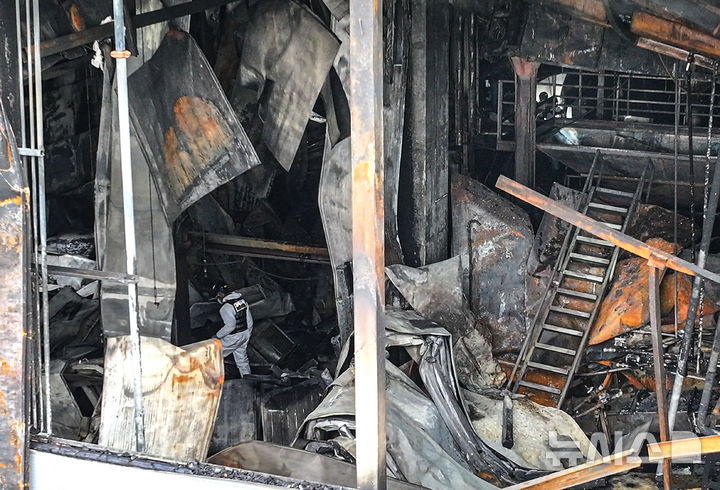 [시흥=뉴시스] 김종택 기자 = 경찰과 소방 등 관계자들이 4일 경기 시흥시 정왕동 SPC삼립 시화공장에서 합동 감식을 하고 있다. 불이 난 공장은 지난해 50대 근로자가 기계에 끼어 숨진 곳으로 대통령까지 직접 방문해 안전 대책을 주문했으나 1년도 채 되지 않아 대형 화재가 발생했다. (공동취재) 2026.02.04. photo@newsis.com