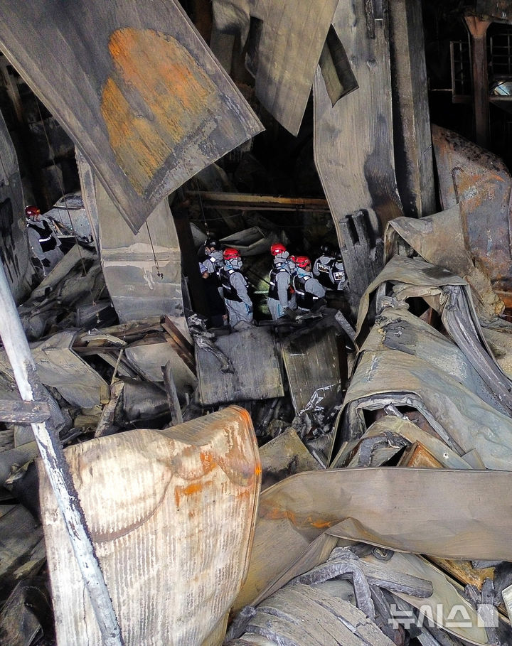 [시흥=뉴시스] 김종택 기자 = 경찰과 소방 등 관계자들이 4일 경기 시흥시 정왕동 SPC삼립 시화공장에서 합동 감식을 하고 있다. 불이 난 공장은 지난해 50대 근로자가 기계에 끼어 숨진 곳으로 대통령까지 직접 방문해 안전 대책을 주문했으나 1년도 채 되지 않아 대형 화재가 발생했다. (공동취재) 2026.02.04. photo@newsis.com