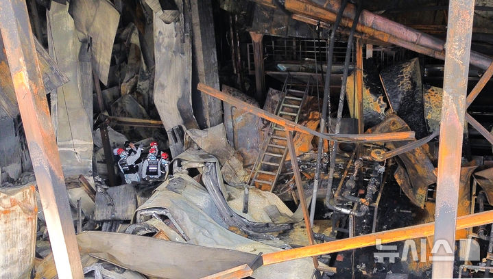 [시흥=뉴시스] 김종택 기자 = 경찰과 소방 등 관계자들이 4일 경기 시흥시 정왕동 SPC삼립 시화공장에서 합동 감식을 하고 있다. 불이 난 공장은 지난해 50대 근로자가 기계에 끼어 숨진 곳으로 대통령까지 직접 방문해 안전 대책을 주문했으나 1년도 채 되지 않아 대형 화재가 발생했다. (공동취재) 2026.02.04. photo@newsis.com