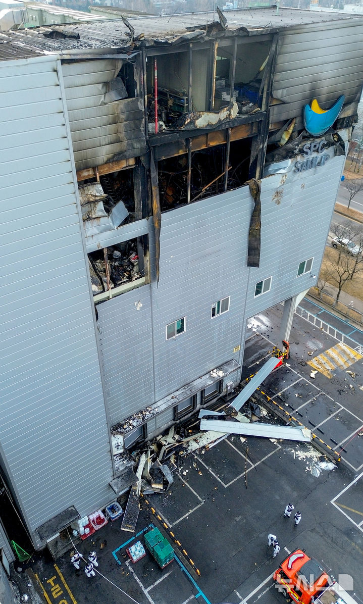 [시흥=뉴시스] 김종택 기자 = 경찰과 소방 등 관계자들이 4일 경기 시흥시 정왕동 SPC삼립 시화공장에서 합동 감식을 하고 있다. 불이 난 공장은 지난해 50대 근로자가 기계에 끼어 숨진 곳으로 대통령까지 직접 방문해 안전 대책을 주문했으나 1년도 채 되지 않아 대형 화재가 발생했다. (공동취재) 2026.02.04. photo@newsis.com