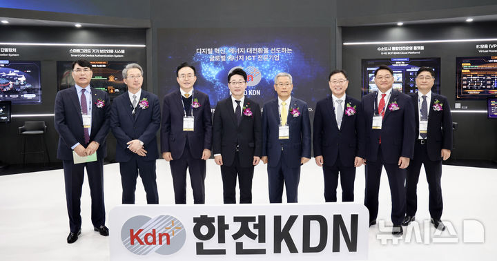 박상형 한전KDN사장(오른쪽 세 번째과 김동철 한전사장( " 네 번째), 윤병태 나주시장(왼쪽 세 번째) 등 내빈들이 한전KDN 전시관에서 포즈를 취하고 있다. (사진=한전KDN 제공) photo@newsis.com *재판매 및 DB 금지