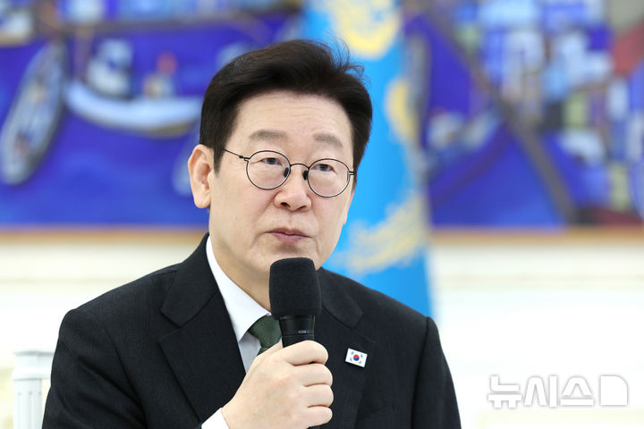 [서울=뉴시스] 고범준 기자 = 이재명 대통령이 4일 청와대에서 열린 청년일자리와 지방투자 확대를 위한 기업간담회에서 발언을 하고 있다. (청와대통신사진기자단) 2026.02.04. bjko@newsis.com