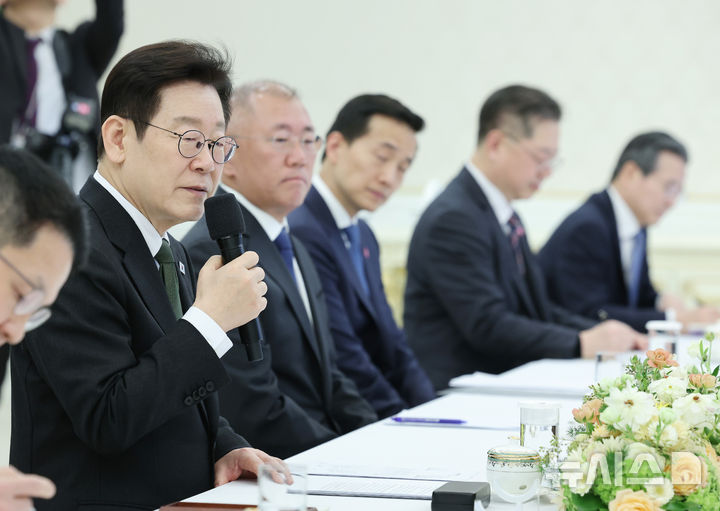 [서울=뉴시스] 고범준 기자 = 이재명 대통령이 4일 청와대에서 열린 청년일자리와 지방투자 확대를 위한 기업간담회에서 발언을 하고 있다. (청와대통신사진기자단) 2026.02.04. bjko@newsis.com