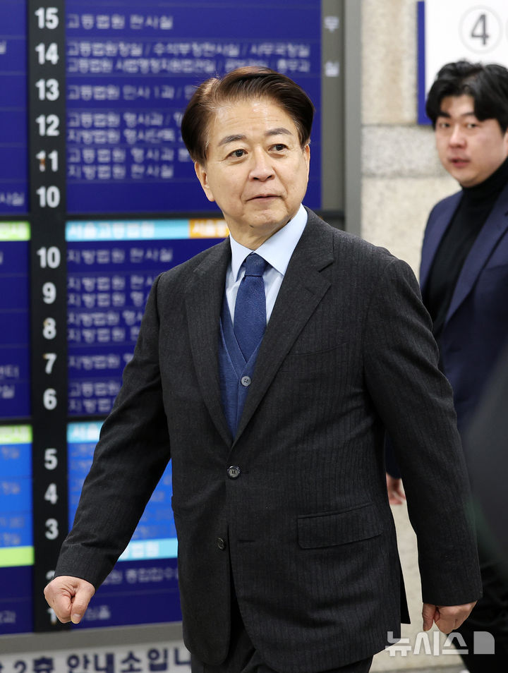 [서울=뉴시스] 조성우 기자 = 사업가로부터 6000만원의 불법 정치자금 수수 혐의를 받는 노웅래 전 더불어민주당 의원이 4일 오후 서울 서초구 서울중앙지방법원에서 열린 항소심 1차 공판에 출석하고 있다. 2026.02.04. xconfind@newsis.com