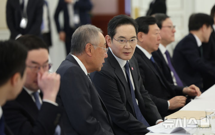 [서울=뉴시스] 고범준 기자 = 이재용 삼성전자 회장과 류진 한국경제인협회장이 4일 청와대에서 열린 청년일자리와 지방투자 확대를 위한 기업간담회에서 대화를 나누고 있다. (청와대통신사진기자단) 2026.02.04. bjko@newsis.com