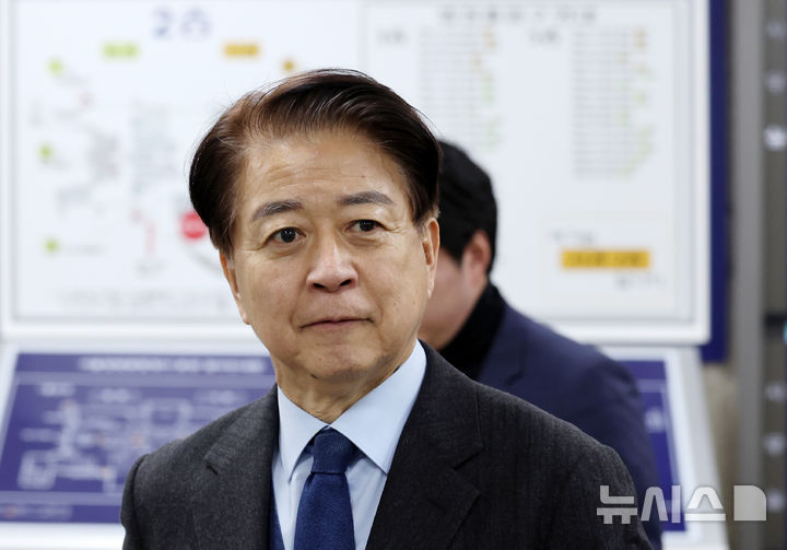 [서울=뉴시스] 조성우 기자 = 사업가로부터 6000만원의 불법 정치자금 수수 혐의를 받는 노웅래 전 더불어민주당 의원이 4일 오후 서울 서초구 서울중앙지방법원에서 열린 항소심 1차 공판에 출석하고 있다. 2026.02.04. xconfind@newsis.com