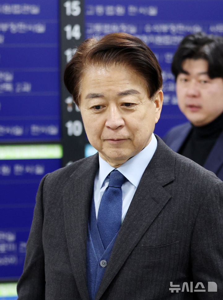 [서울=뉴시스] 조성우 기자 = 사업가로부터 6000만원의 불법 정치자금 수수 혐의를 받는 노웅래 전 더불어민주당 의원이 4일 오후 서울 서초구 서울중앙지방법원에서 열린 항소심 1차 공판에 출석하고 있다. 2026.02.04. xconfind@newsis.com