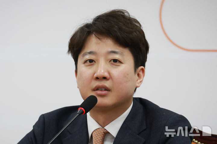 [서울=뉴시스] 고승민 기자 = 이준석 개혁신당 대표가 4일 서울 여의도 국회에서 이석연 국민통합위원장을 만나 인사말을 하고 있다. 2026.02.04. kkssmm99@newsis.com