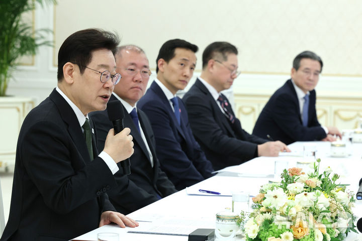 [서울=뉴시스] 고범준 기자 = 이재명 대통령이 4일 청와대에서 열린 청년일자리와 지방투자 확대를 위한 기업간담회에서 발언을 하고 있다. (청와대통신사진기자단) 2026.02.04. bjko@newsis.com