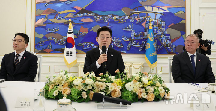 [서울=뉴시스] 고범준 기자 = 이재명 대통령이 4일 청와대에서 열린 청년일자리와 지방투자 확대를 위한 기업간담회에서 발언을 하고 있다. (청와대통신사진기자단) 2026.02.04. bjko@newsis.com