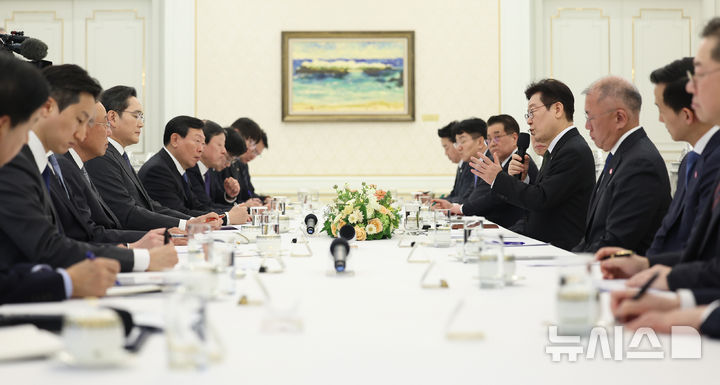 [서울=뉴시스] 고범준 기자 = 이재명 대통령이 4일 청와대에서 열린 청년일자리와 지방투자 확대를 위한 기업간담회에서 발언을 하고 있다. (청와대통신사진기자단) 2026.02.04. bjko@newsis.com