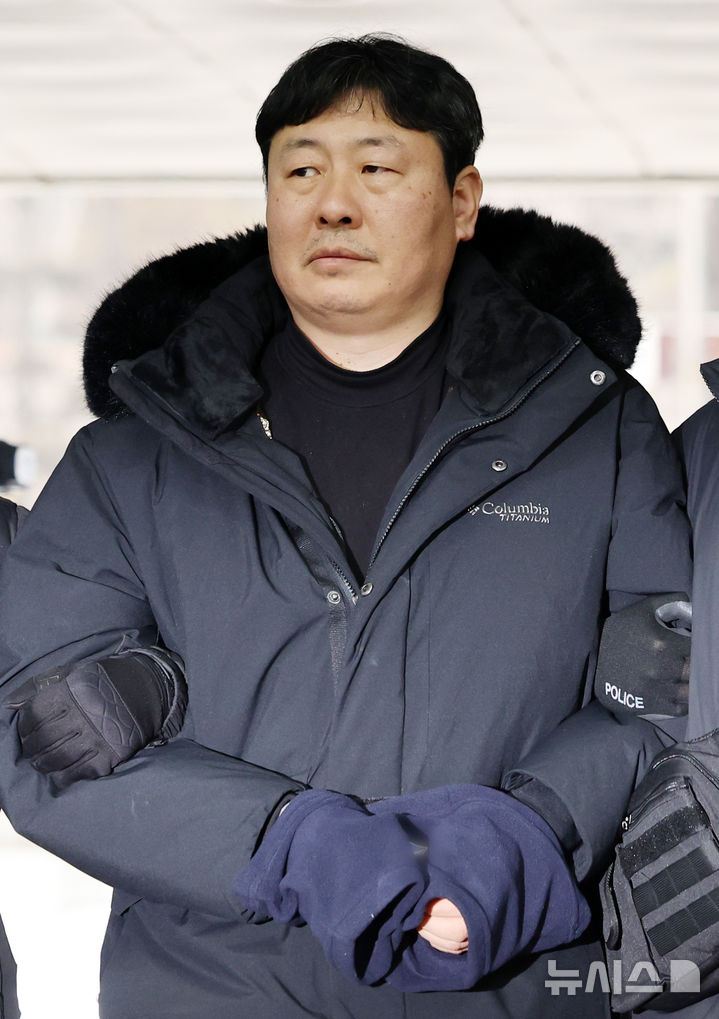 [서울=뉴시스] 조성우 기자 = 고진수 민주노총 서비스연맹 세종호텔지부장이 4일 오후 서울 서초구 서울중앙지방법원에서 열린 구속 전 피의자 심문(영장실질심사)에 출석하고 있다. 2026.02.04. xconfind@newsis.com