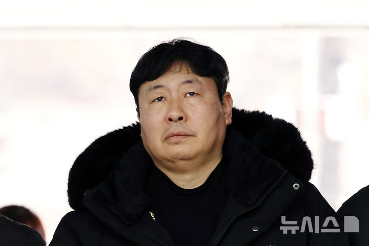 [서울=뉴시스] 조성우 기자 =2024년 5월 세종호텔 로비에 진입한 혐의로 기소된 고진수 전국민주노동조합총연맹(민주노총) 서비스연맹 세종호텔 지부장이 1심에서 무죄를 선고받았다. 사진은 고 지부장이 지난 2월 4일 오후 서울 서초구 서울중앙지방법원에서 열린 구속 전 피의자 심문(영장실질심사)에 출석하는 모습. 2026.02.04. xconfind@newsis.com