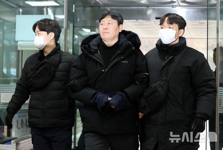 [서울=뉴시스] 조성우 기자 = 고진수 민주노총 서비스연맹 세종호텔지부장이 지난 2월 오후 서울 서초구 서울중앙지방법원에서 열린 구속 전 피의자 심문(영장실질심사)에 출석하고 있다. 2026.02.04. xconfind@newsis.com