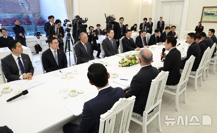 [서울=뉴시스] 고범준 기자 = 이재명 대통령이 4일 청와대에서 열린 청년일자리와 지방투자 확대를 위한 기업간담회에서 발언을 하고 있다. (청와대통신사진기자단) 2026.02.04. bjko@newsis.com