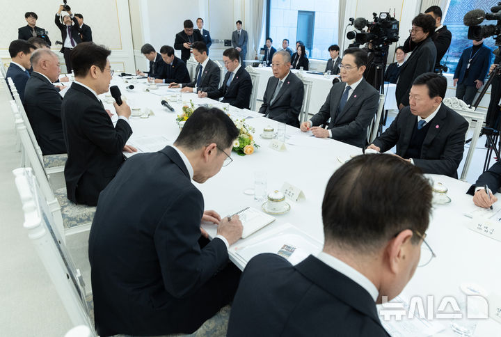 [서울=뉴시스] 고범준 기자 = 이재명 대통령이 4일 청와대에서 열린 청년일자리와 지방투자 확대를 위한 기업간담회에서 발언을 하고 있다. (청와대통신사진기자단) 2026.02.04. bjko@newsis.com