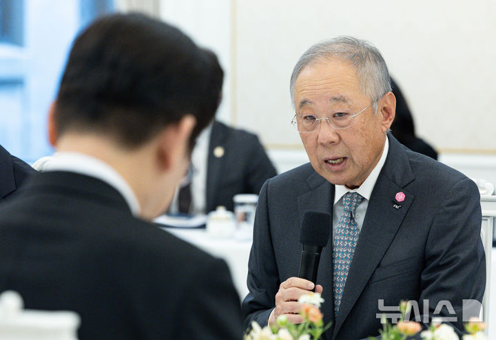 [서울=뉴시스] 고범준 기자 = 류진 한국경제인협회장이 4일 청와대에서 열린 청년일자리와 지방투자 확대를 위한 기업간담회에서 발언을 하고 있다. (청와대통신사진기자단) 2026.02.04. bjko@newsis.com
