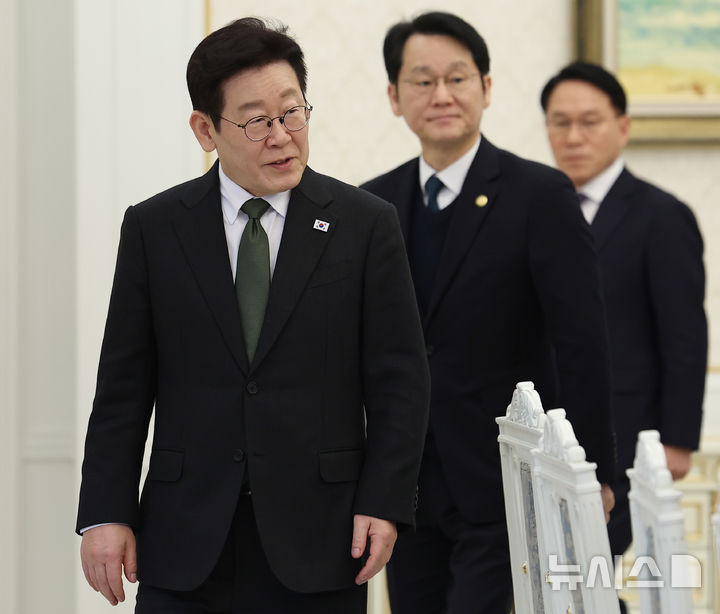 [서울=뉴시스] 고범준 기자 = 이재명 대통령이 4일 청와대에서 열린 청년일자리와 지방투자 확대를 위한 기업간담회에 입장하고 있다. (청와대통신사진기자단) 2026.02.04. bjko@newsis.com