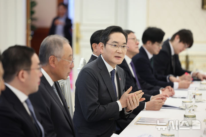 靑 "10대 기업 올해 5만 1600명 채용 계획 밝혀…3만4200명은 신입으로"