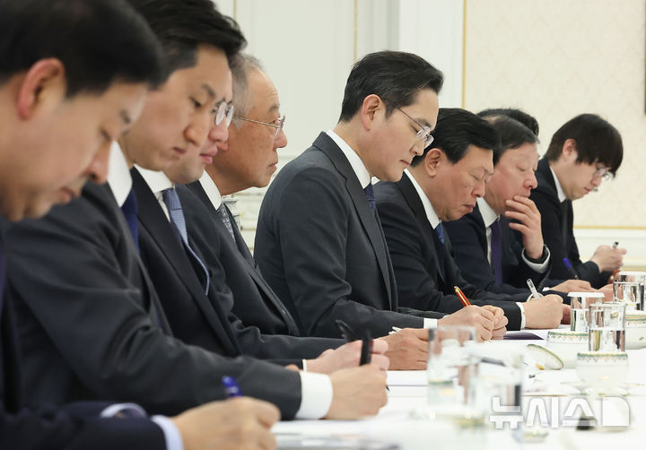 [서울=뉴시스] 고범준 기자 = 이재용 삼성전자 회장 등 총수들이 4일 청와대에서 열린 청년일자리와 지방투자 확대를 위한 기업간담회에서 이재명 대통령 발언을 들으며 메모를 하고 있다. (청와대통신사진기자단) 2026.02.04. bjko@newsis.com