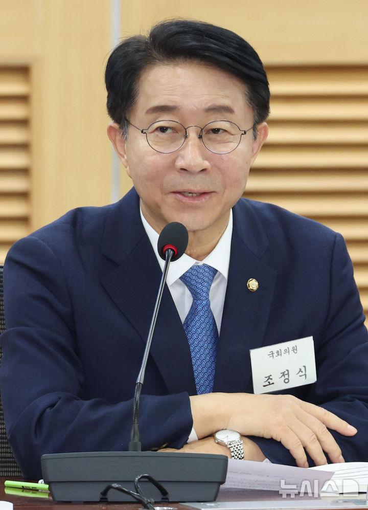 [서울=뉴시스] 조성봉 기자 = 조정식 더불어민주당 의원이 지난 2월 4일 오후 서울 여의도 국회에서 열린 '매니페스토 출범 20주년 기념 지방자치와 디지털 기본권, 87년 헌법에 담다' 토론회에서 발언을 하고 있다. 2026.02.04. suncho21@newsis.com