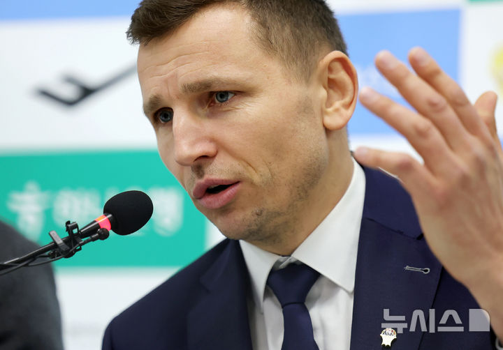 니콜라이스 마줄스 감독 관련 사진