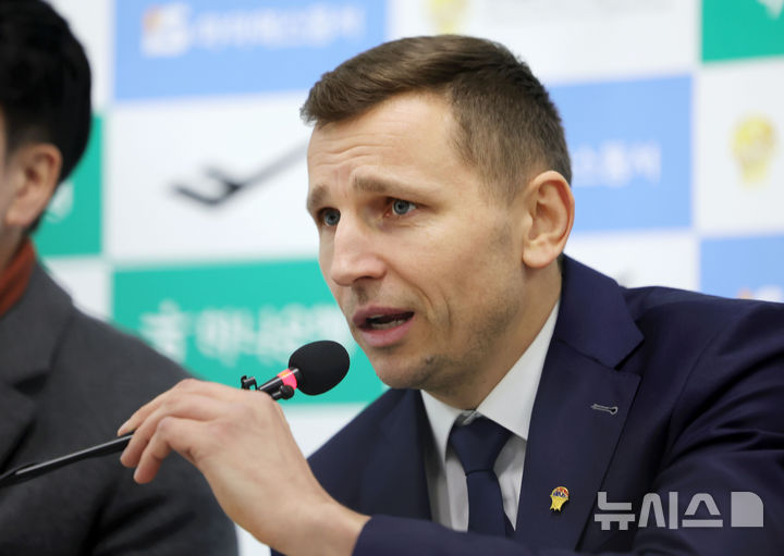 [서울=뉴시스] 홍효식 기자 = 니콜라이스 마줄스 남자 농구 국가대표팀 감독이 4일 오후 서울 송파구 올림픽회관 신관에서 남자 농구 국가대표 소집 명단을 발표하고 있다. 2026.02.04. yesphoto@newsis.com