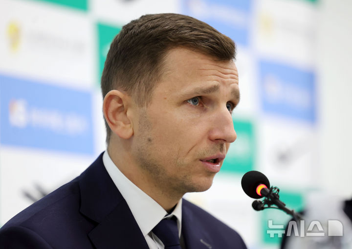 [서울=뉴시스] 홍효식 기자 = 니콜라이스 마줄스 남자 농구 국가대표팀 감독이 4일 오후 서울 송파구 올림픽회관 신관에서 남자 농구 국가대표 소집 명단을 발표하고 있다. 2026.02.04. yesphoto@newsis.com