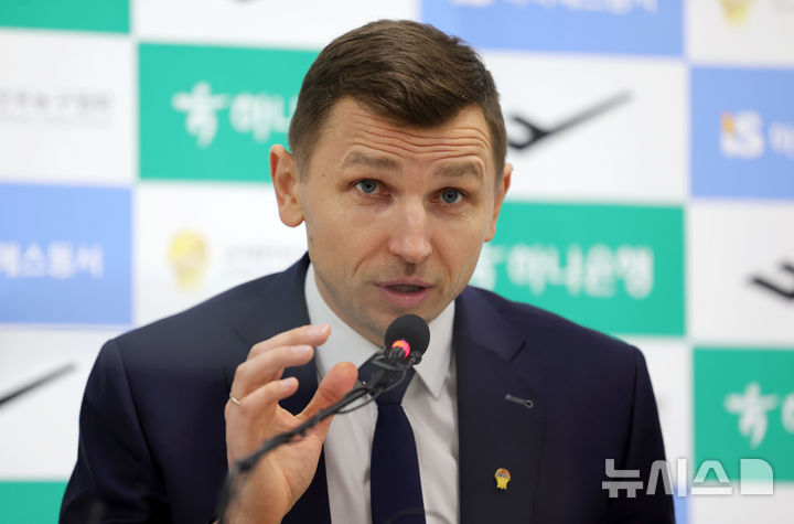 [서울=뉴시스] 홍효식 기자 = 니콜라이스 마줄스 남자 농구 국가대표팀 감독이 4일 오후 서울 송파구 올림픽회관 신관에서 남자 농구 국가대표 소집 명단을 발표하고 있다. 2026.02.04. yesphoto@newsis.com