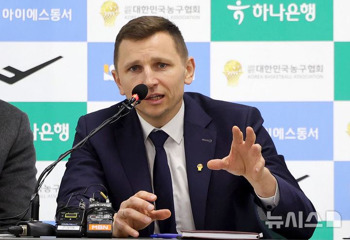 [서울=뉴시스] 홍효식 기자 = 니콜라이스 마줄스 남자 농구 국가대표팀 감독이 4일 오후 서울 송파구 올림픽회관 신관에서 남자 농구 국가대표 소집 명단을 발표하고 있다. 2026.02.04. yesphoto@newsis.com