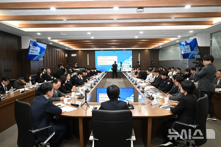 [화순=뉴시스] 이현행 기자 = 4일 오후 전남 화순전남대병원 미래의료혁신센터에서 정은경 보건복지부 장관이 참석한 '지역 응급의료체계 개선을 위한 지역별 이송지침 정비 간담회'가 열리고 있다. 2026.02.04. lhh@newsis.com