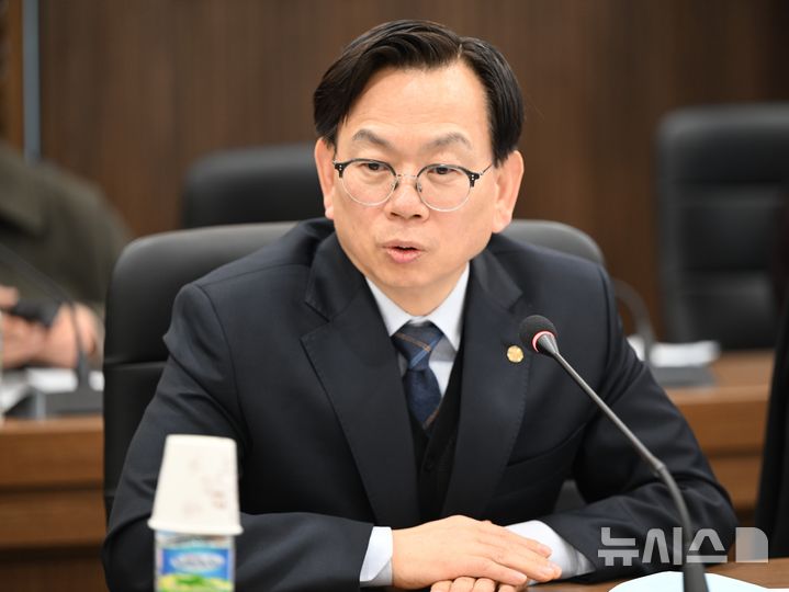 [화순=뉴시스] 이현행 기자 = 고광완 광주시 행정부시장이 4일 오후 전남 화순전남대병원 미래의료혁신센터에서 '지역 응급의료체계 개선을 위한 지역별 이송지침 정비 간담회'에 참석해 발언하고 있다. 2026.02.04. lhh@newsis.com