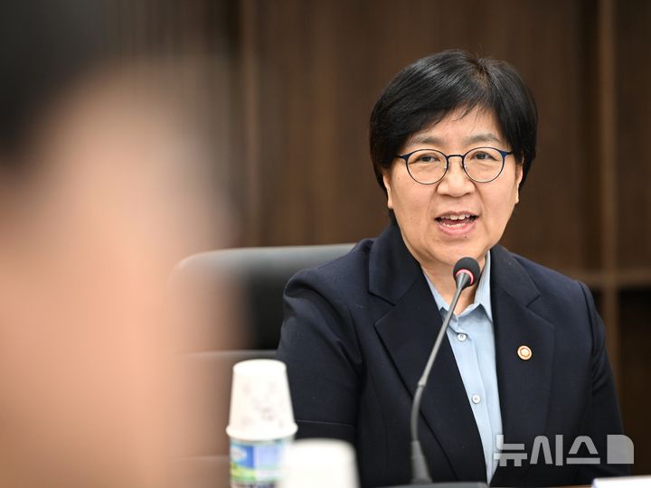 [화순=뉴시스] 이현행 기자 = 정은경 보건복지부 장관이 4일 오후 전남 화순전남대병원 미래의료혁신센터에서 '지역 응급의료체계 개선을 위한 지역별 이송지침 정비 간담회'에 참석해 발언하고 있다. 2026.02.04. lhh@newsis.com