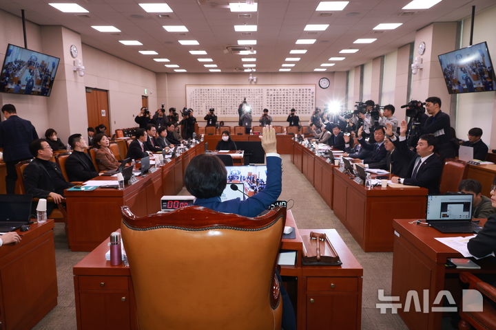 나경원 "범죄자 대통령" 추미애 "쇼츠 찍으려 그러나"…법사위 또 충돌(종합)