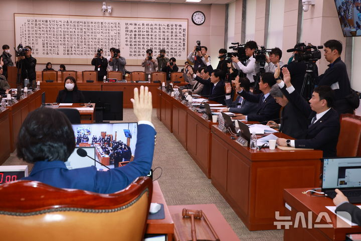 [서울=뉴시스] 고승민 기자 = 추미애 국회 법사위원장과 더불어민주당 등 의원들이 4일 서울 여의도 국회에서 열린 법제사법위원회 전체회의에서 증인 고발의 건에 대해 찬성 거수 투표를 하고 있다. 2026.02.04. kkssmm99@newsis.com