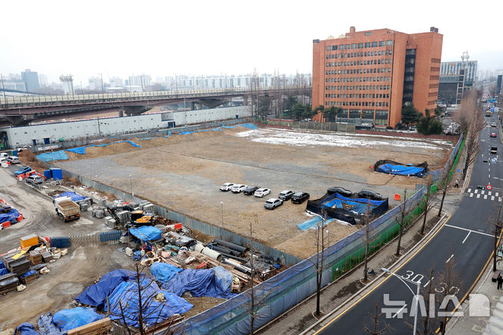 [서울=뉴시스] 이영환 기자 = 지난 2월4일 서울 강남구 한 빌딩에서 바라본 1.29대책 관련 주택 사업지인 서울의료원 남측 부지 모습. (공동취재) 2026.02.04. 20hwan@newsis.com