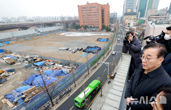 [서울=뉴시스] 이영환 기자 = 김윤덕 국토교통부 장관이 4일 서울 강남구 한 빌딩에서 1.29대책 관련 주택 사업지인 서울의료원 남측 부지를 살펴보며 한국토지주택공사(LH) 관계자에게 설명을 듣고있다.&nbsp; 한국토지주택공사(LH)가 소유한 삼성동 서울의료원 남측 부지는 518가구가 공급될 예정이다. (공동취재) 2026.02.04. 20hwan@newsis.com