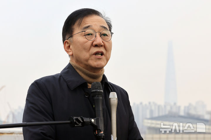 [서울=뉴시스] 이영환 기자 = 김윤덕 국토교통부 장관이 4일 서울 강남구 한 빌딩에서 1.29대책 관련 주택 사업지인 서울의료원 남측 부지를 살펴본뒤 취재진의 질문에 답하고 있다.&nbsp; 한국토지주택공사(LH)가 소유한 삼성동 서울의료원 남측 부지는 518가구가 공급될 예정이다. (공동취재) 2026.02.04. 20hwan@newsis.com