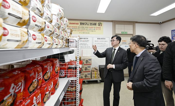 [서울=뉴시스] 임기근 기획예산처 장관 직무대행 차관이 4일 충북 청주 그냥드림센터를 방문해 관계자로부터 설명을 듣고 있다. (사진=기획예산처 제공) 2026.02.04. photo@newsis.com *재판매 및 DB 금지