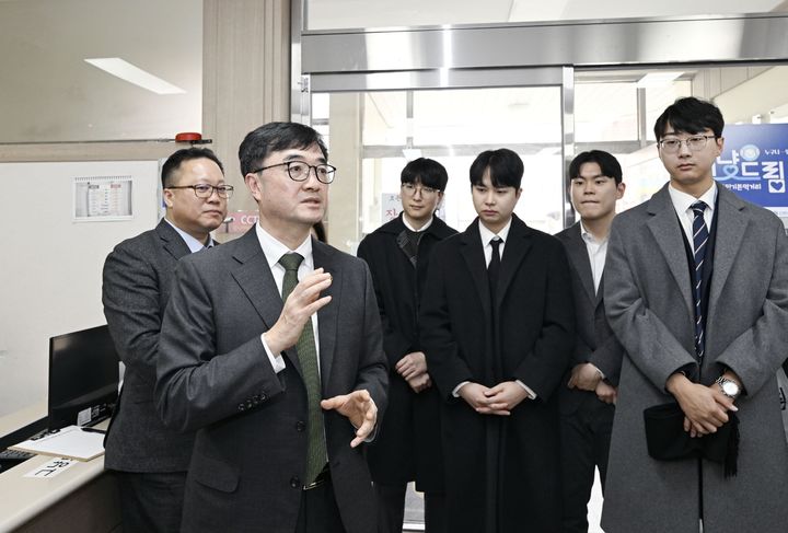 [서울=뉴시스] 임기근 기획예산처 장관 직무대행 차관이 4일 충북 청주 그냥드림센터를 방문해 관계자로부터 설명을 듣고 있다. (사진=기획예산처 제공) 2026.02.04. photo@newsis.com *재판매 및 DB 금지