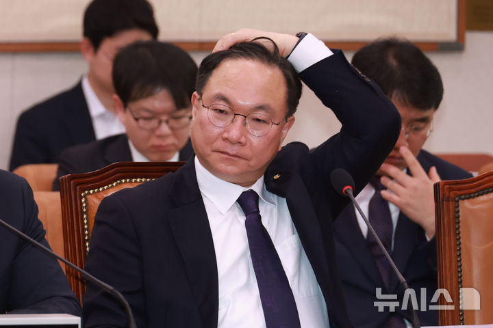 [서울=뉴시스] 고승민 기자 = 박영재 법원행정처장이 지난 4일 서울 여의도 국회에서 열린 법제사법위원회 전체회의에서 머리카락을 만지고 있다. 2026.02.04. kkssmm99@newsis.com