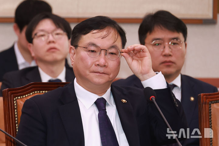 [서울=뉴시스] 고승민 기자 = 박영재 법원행정처장이 4일 서울 여의도 국회에서 열린 법제사법위원회 전체회의에서 안경을 고쳐 쓰고 있다. 2026.02.04. kkssmm99@newsis.com