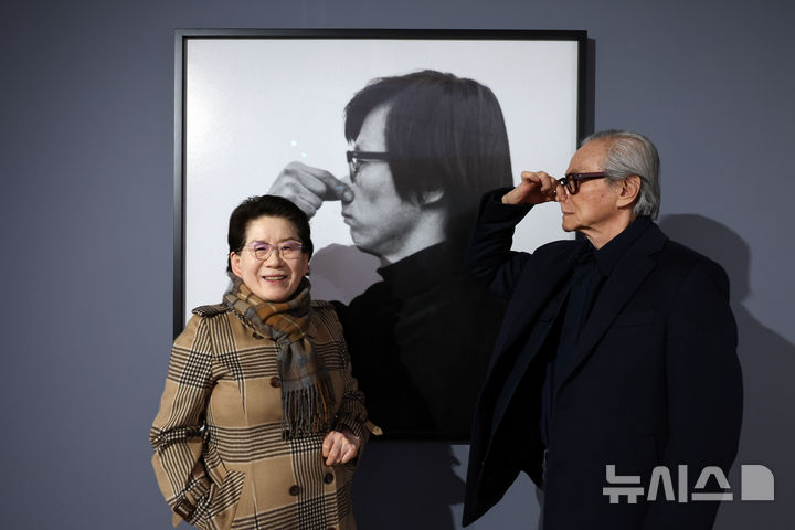 [서울=뉴시스] 박진희 기자 = 한국 아방가르드 미술의 거장 이건용 작가와 부인 승연례 작가가 4일 서울 용산구 페이스갤러리 서울에서 개인전 '사유하는 몸' 기자간담회를 마치고 포즈를 취하고 있다. 이건용 작가는 '손의 논리' 퍼포먼스를 하고 있다. 2026.02.04. pak7130@newsis.com
